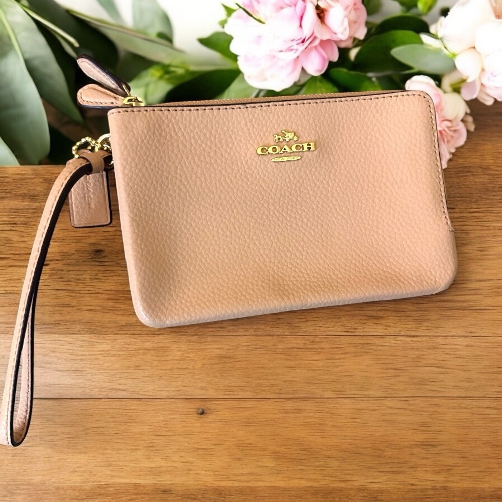 Luxurious Coach Beige Wristlet in Pebbled Leather With Gold Hardware - Picture 7 of 11
